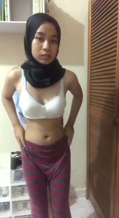 Abg Hijab Buka Baju Colmek Berdiri