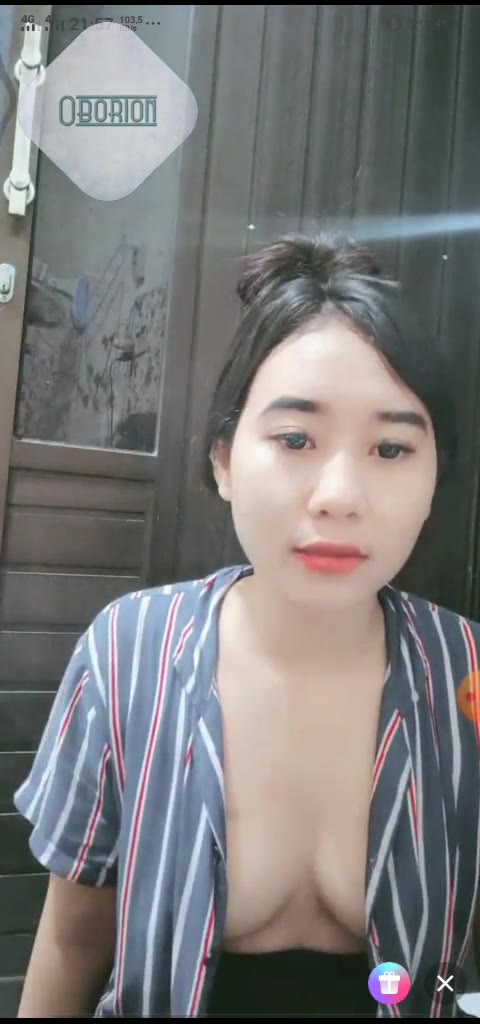 Belahan Dada Si Cantik Amerlita