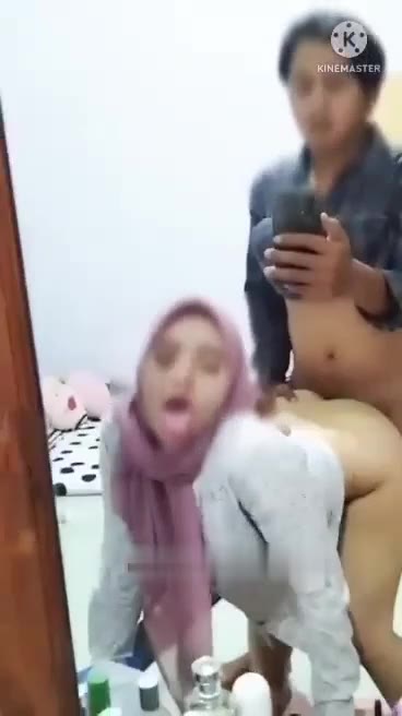 Hijab Main Kuda Kudaan depan Cermin