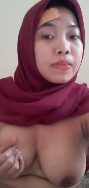 Jilbab Merah Nakal Pamer Buah Dada