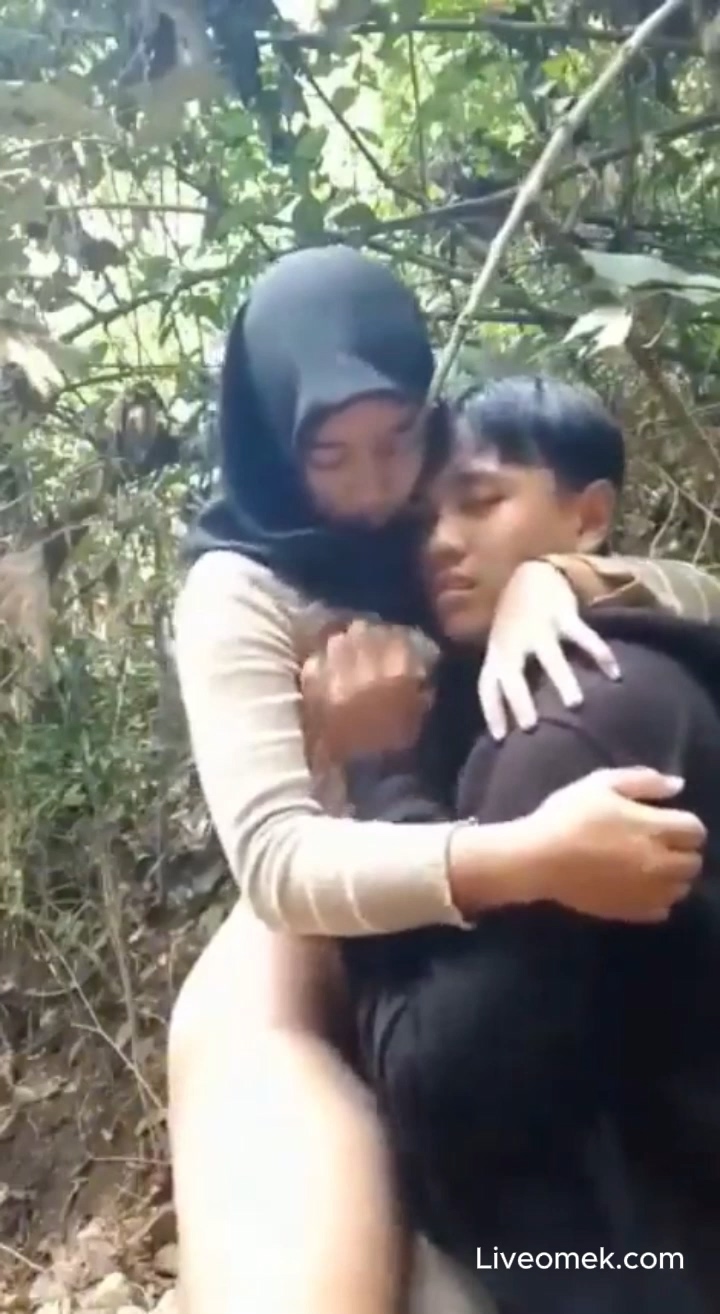 Lagi Viral Cewek Jilbab Hitam Mesum Di Hutan