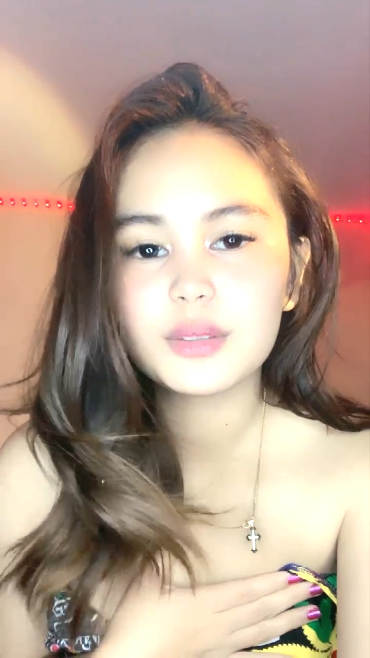 Pammy Cantik Telanjang Dada