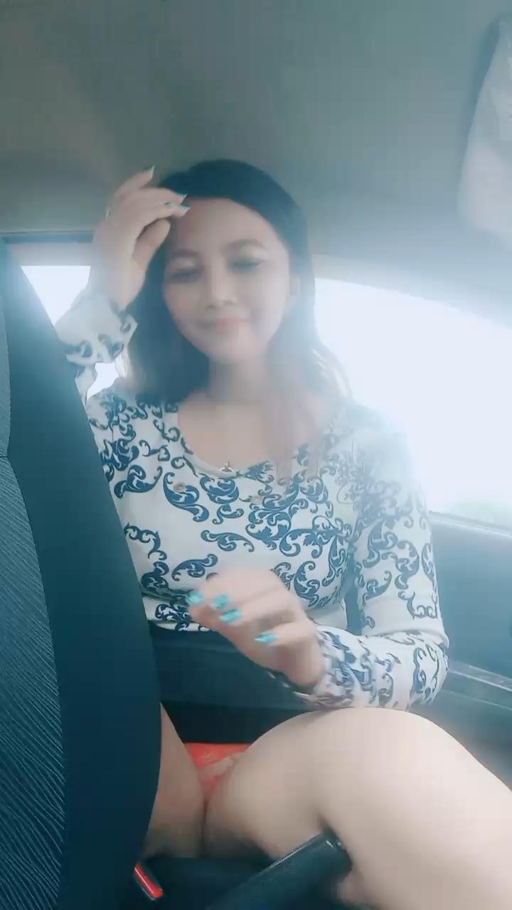 Tante Dinda Cantik Mulus Omek Dalam Mobil