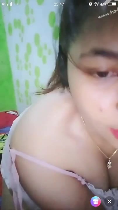 Tante Ndut Remas Payudara Hot Liveshow