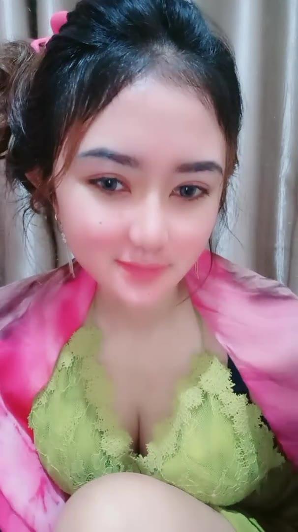 Valentina Host Cakep Bening Menggoda