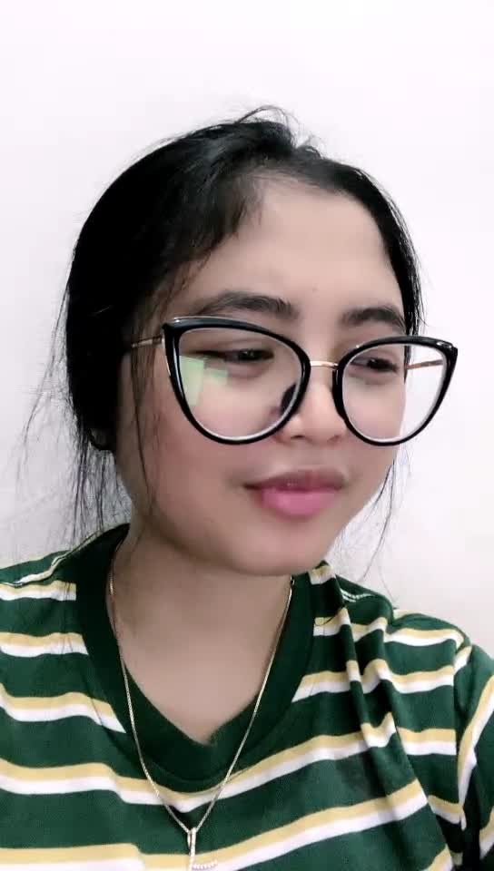 Yola Cantik Kacamata Mandi Pamer Memek