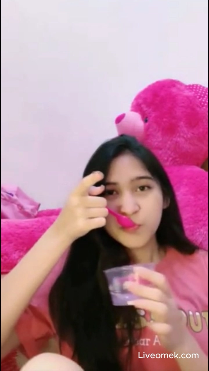 Si Cantik Makan Es Krim Lalu Bugil Omek